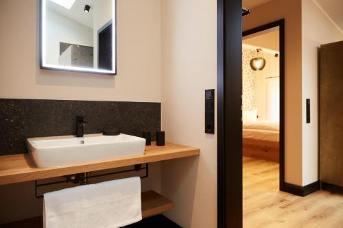 ein Badezimmer mit Waschbecken und Spiegel in der Unterkunft Binnendiek Haus 2 Apartment 11 in Büsum