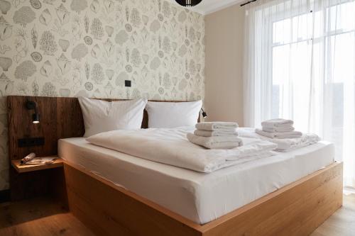 ein Schlafzimmer mit einem Bett mit Handtüchern darauf in der Unterkunft Binnendiek Haus 4 Apartment 1 in Büsum