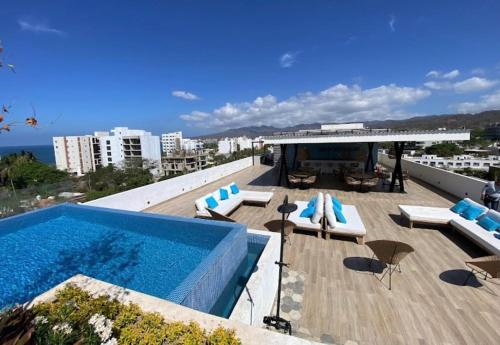 a swimming pool on the roof of a building at Departamento en Bucerías vista al mar in Bucerías