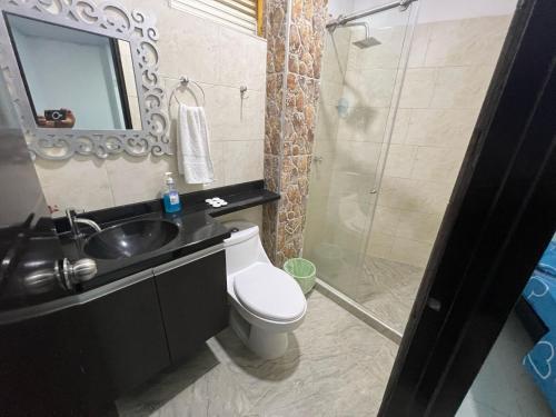 uma casa de banho com um WC, um lavatório e um chuveiro em Finca Hotel villa el Ocaso Rivera Huila em Riverita