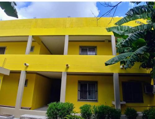 una casa amarilla con techo amarillo en MyM Departamentos, en Matamoros
