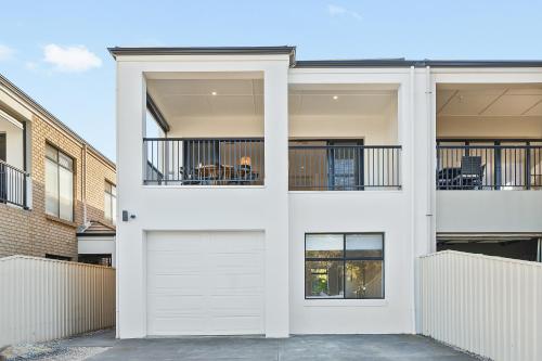 Aldinga BeachにあるSea Spray - Aldinga Beach - C21 SouthCoast Holidaysの白いガレージドア付白い家