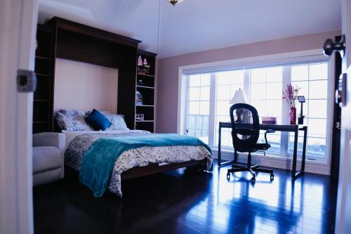 a bedroom with a bed and a desk and a chair at 旺市中心带泳池的奢华房间 in Vaughan