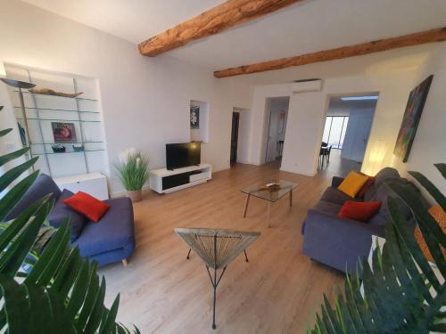 un salon avec deux canapés bleus et une table dans l'établissement Loft - 