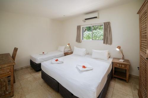 1 dormitorio con 2 camas y ventana en Mariner Apartments en Port Vila