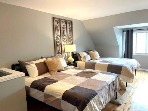 1 dormitorio con 2 camas y sofá en Superb Spacious Loft Old Toronto near Distillery District en Toronto