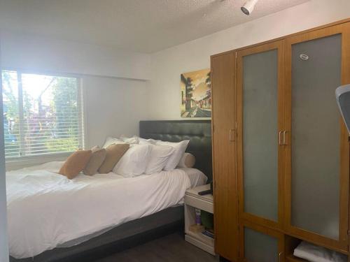 Postel nebo postele na pokoji v ubytování 4 bed upper level Kits home