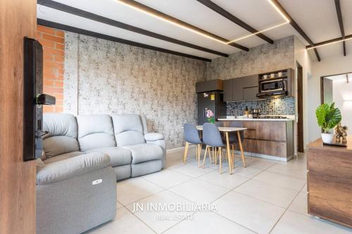 a living room with a couch and a table at Nuevo Apartamento a 2 minutos del JMC jacuzzi in Rionegro