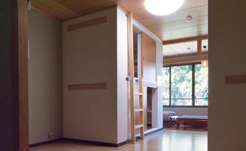 una puerta abierta en una habitación con sala de estar en LivingAnywhere Commons Aizu Bandai Female Dormitory - Vacation STAY 14902v, en Inawashiro