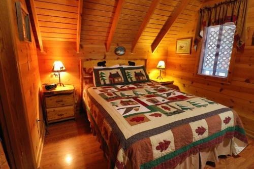 Ένα ή περισσότερα κρεβάτια σε δωμάτιο στο Cute updated Mountain Cabin fireplace #3