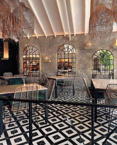 a restaurant with tables and chairs in a room at Espectacular Apartamento 2 minutos del JMC Nuevo in Rionegro