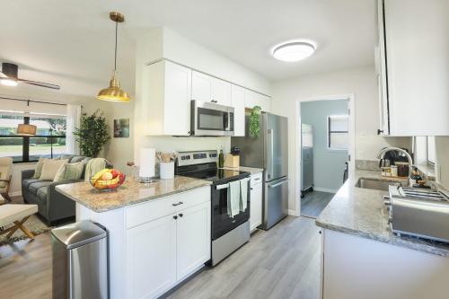 Køkken eller tekøkken på Serene at the Springs - Family , Fire Pit