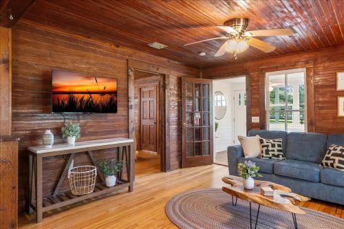 Χώρος καθιστικού στο Sweetwater on the Range - New Reno Farm Getaway