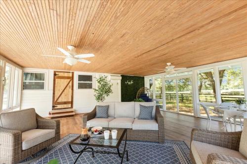 Χώρος καθιστικού στο Sweetwater on the Range - New Reno Farm Getaway