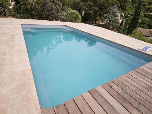 une piscine au sommet d'une maison dans l'établissement Rez de villa avec piscine privée chauffée et jardin, à 1 km de la mer - FR-1-768-79, à Saint-Peïre-sur-Mer