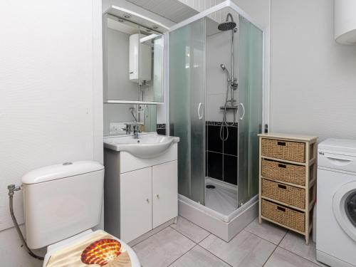 une salle de bain avec toilettes, lavabo et douche dans l'établissement Appartement lumineux à 300m de l'océan et proche du marché, rez-de-chaussée, terrasse aménagée. - FR-1-239-1041, à Seignosse