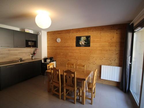 une cuisine et une salle à manger avec une table et des chaises dans l'établissement Confortable T3 à 50m des pistes avec piscine et parking gratuits - FR-1-297-338, à Auris