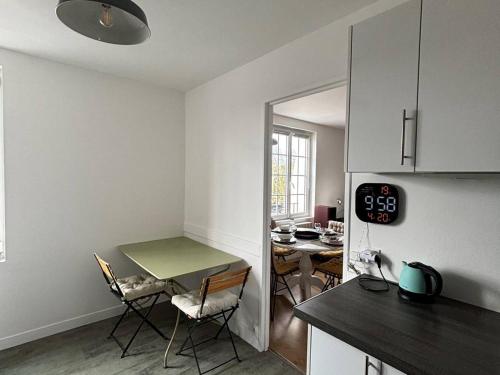 une cuisine avec une table et une salle à manger dans l'établissement Appartement 70 m² en centre-ville, 2 chambres, cuisine équipée, WiFi, non fumeur, animaux non admis. - FR-1-465-111, à Merville-Franceville-Plage
