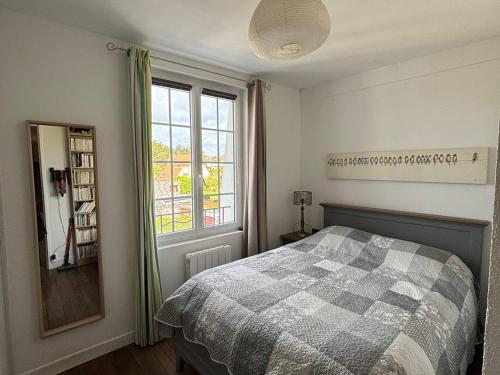 une chambre avec un lit et une fenêtre dans l'établissement Appartement 70 m² en centre-ville, 2 chambres, cuisine équipée, WiFi, non fumeur, animaux non admis. - FR-1-465-111, à Merville-Franceville-Plage