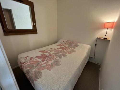 une petite chambre avec un lit et un miroir dans l'établissement Appartement T2 à St Jean de Monts avec balcon et parking privé - FR-1-324A-67, à Saint-Jean-de-Monts