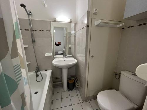 une salle de bain avec un lavabo, des toilettes et une baignoire dans l'établissement Appartement T2 à St Jean de Monts avec balcon et parking privé - FR-1-324A-67, à Saint-Jean-de-Monts