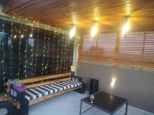 um quarto com um banco, uma mesa e luzes em Maravilloso loft serrano em Cuesta Blanca