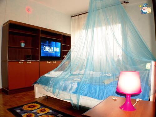 ボローニャにあるMago Zurli'のベッドルーム1室(青い天蓋付きのベッド1台付)