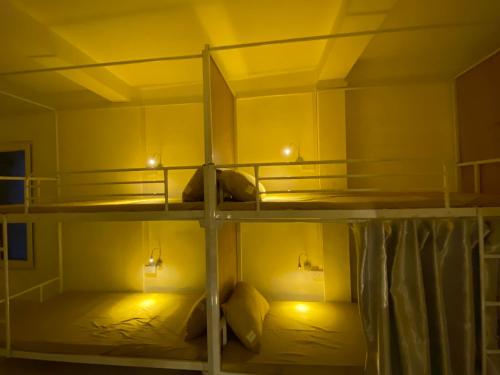 Cette chambre dispose de 2 lits superposés avec éclairage. dans l'établissement Nhà trọ LEGO Dormstay, à Hanoï