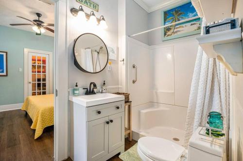 Un baño con lavabo, inodoro y bañera. en Beachy Bungalow! 2BD, King Bed, en Galveston