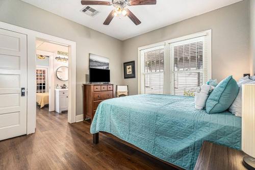 Un dormitorio con una cama y un ventilador de techo. en Beachy Bungalow! 2BD, King Bed, en Galveston