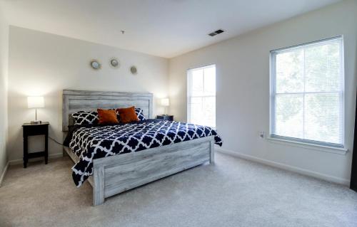 Ένα ή περισσότερα κρεβάτια σε δωμάτιο στο Spacious Washington, D.C. Rowhome w/ free parking!