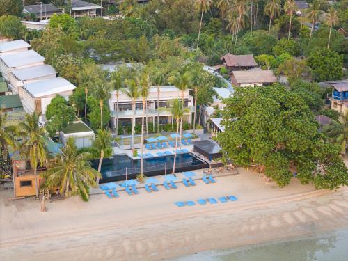 - une vue aérienne sur un complexe sur la plage dans l'établissement Explorar Koh Phangan - Adults Only Resort and Spa, à Haad Rin