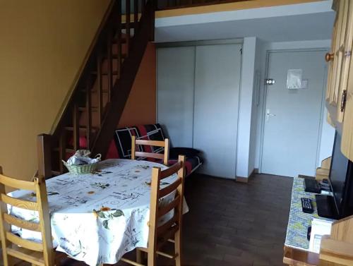 uma sala de jantar com uma mesa e uma escada em Beautiful apartment - Swimming pool - 4 people em Cagnes-sur-Mer