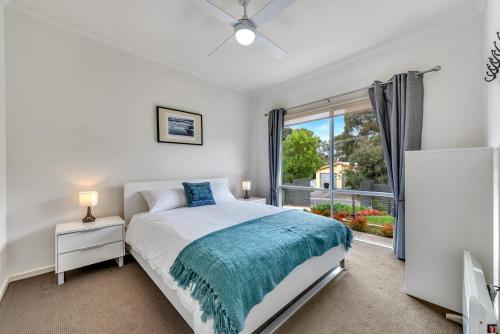 1 dormitorio con cama y ventana grande en Modern Elegance 27 Breckan Ave Victor Harbor, en Victor Harbor