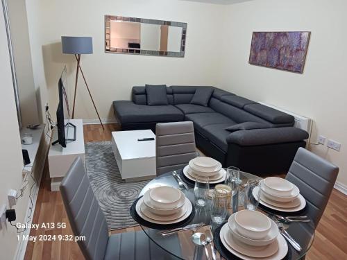uma sala de estar com uma mesa e um sofá em POTTERS LOGDE LIVERPOOL by Edl Ventures Ltd em Liverpool
