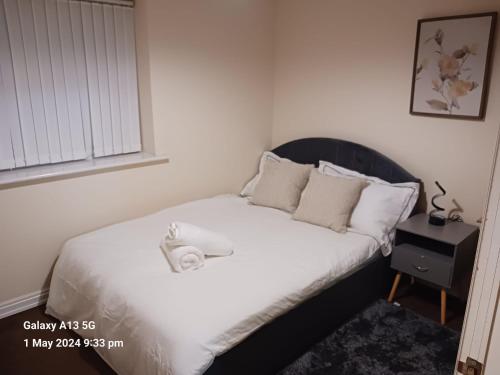 POTTERS LOGDE LIVERPOOL by Edl Ventures Ltd في ليفربول: غرفة نوم بسرير وملاءات بيضاء ونافذة