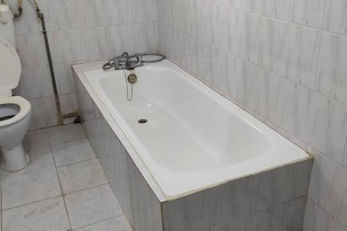 El baño incluye bañera blanca y aseo. en Cheerful 3 bedrooms HOME with an inbuilt hottub, en Lake View Estate