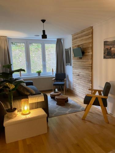 uma sala de estar com um sofá e uma mesa em Bed & Breakfast De Plenkert em Valkenburg
