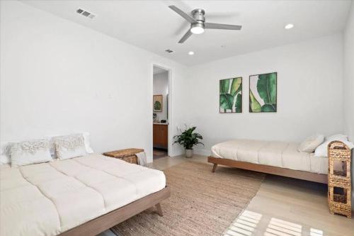uma sala de estar com uma cama e uma ventoinha de tecto em Cozy 3-bedroom townhouse with a private loft em Dallas