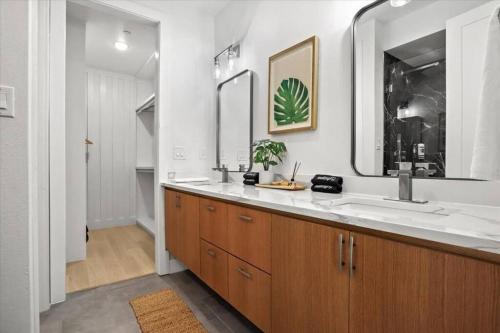 uma casa de banho com 2 lavatórios e um espelho grande em Cozy 3-bedroom townhouse with a private loft em Dallas