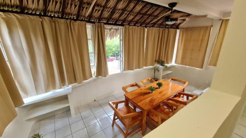 バカラルにあるCasa Ceiba Realの木製のテーブルと椅子のあるダイニングルーム