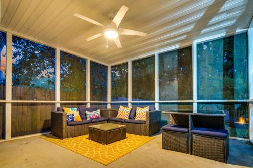 sala de estar con sofás y ventilador de techo. en Lowcountry haven - game rm + king bds, mins 2 dwtn en Charleston