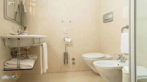 La salle de bains est pourvue de toilettes et d'un lavabo. dans l'établissement Hotel Degli Aranci, à Vieste