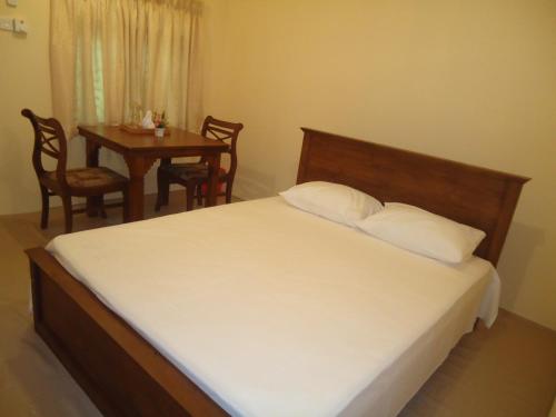 a bedroom with a bed and a table with chairs at Guest House in Kaduwela