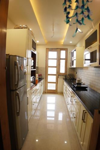 Madhukar Homestays tesisinde mutfak veya mini mutfak