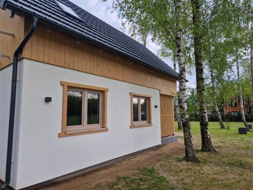 a house with two windows on the side of it at Wiele Żurawi in Wiele