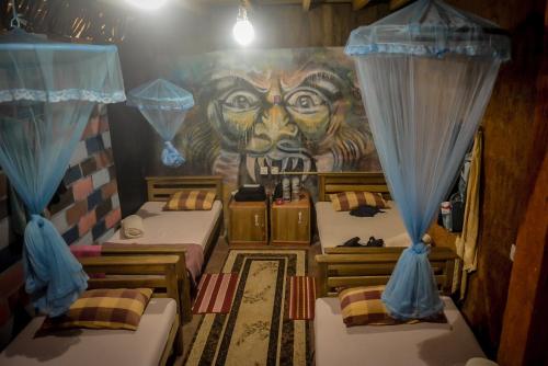 ein Zimmer mit einem Wandbild eines Löwen in der Unterkunft Hostal Tree House in Ella
