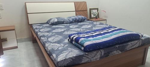 的住宿－Good place for your vacations，卧室内的一张带枕头的床