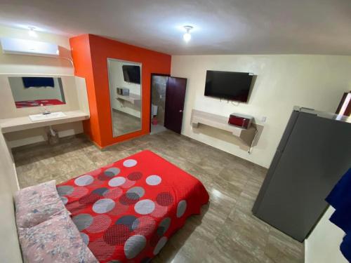 una sala de estar con una habitación en rojo y blanco en hotel roger Inn mazatlan, en Mazatlán