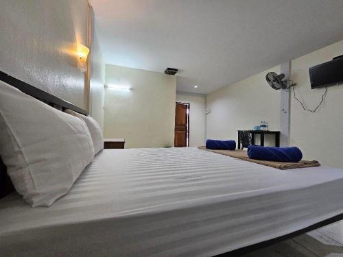 a large white bed in a room at โรงแรมเมโทร2 Metro2 in Satun